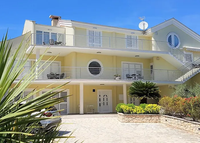 扎达尔米斯特拉尔别墅公寓 *